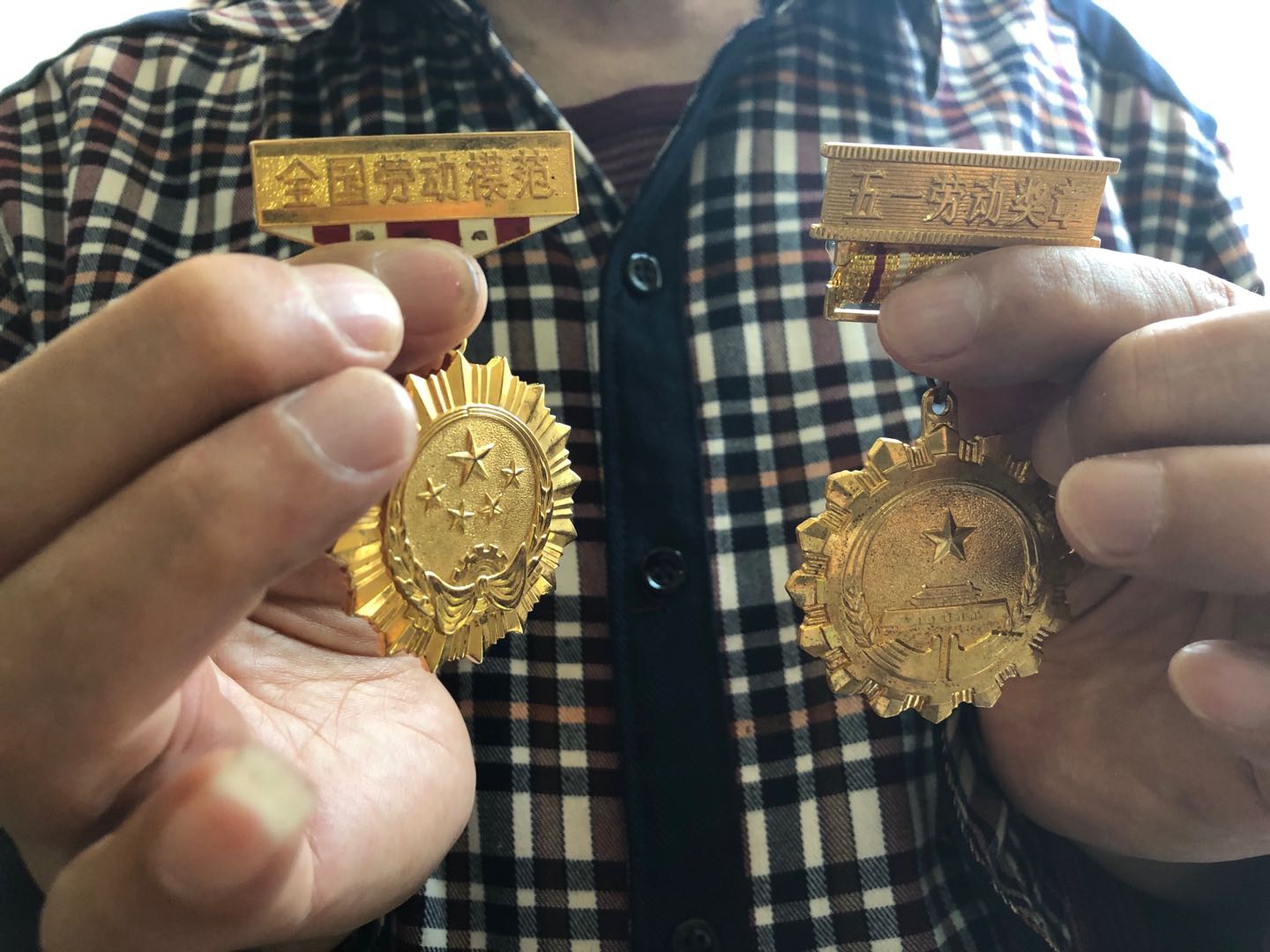 因为冤案获刑,张净的全国劳动模范称号已被撤销,他仍保留着奖章