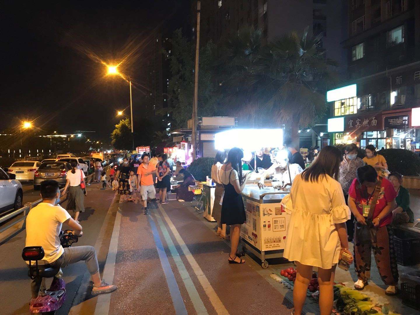 "地摊经济"释放蝴蝶效应 90后摊主们放大招还留一手