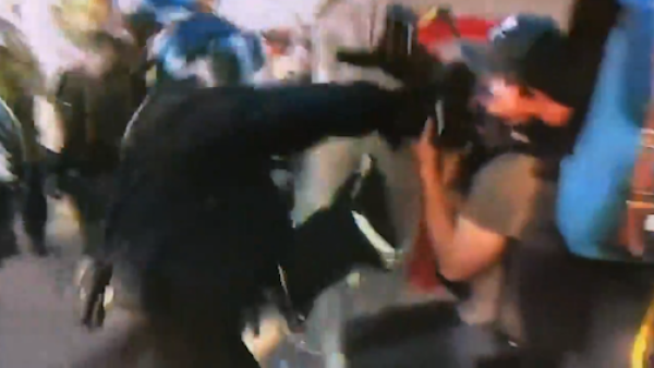 6月1日，澳大利亚7NEWS新闻记者在白宫外直播时遇到警察清场，一名摄像师遭美国警察暴力殴打。视频截图