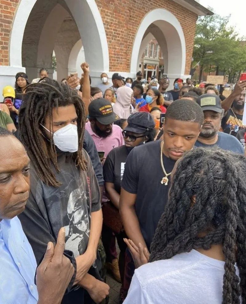 a妹,mgk,j. cole亲自上街头参加抗议游行,举牌「黑人的命也是命」!