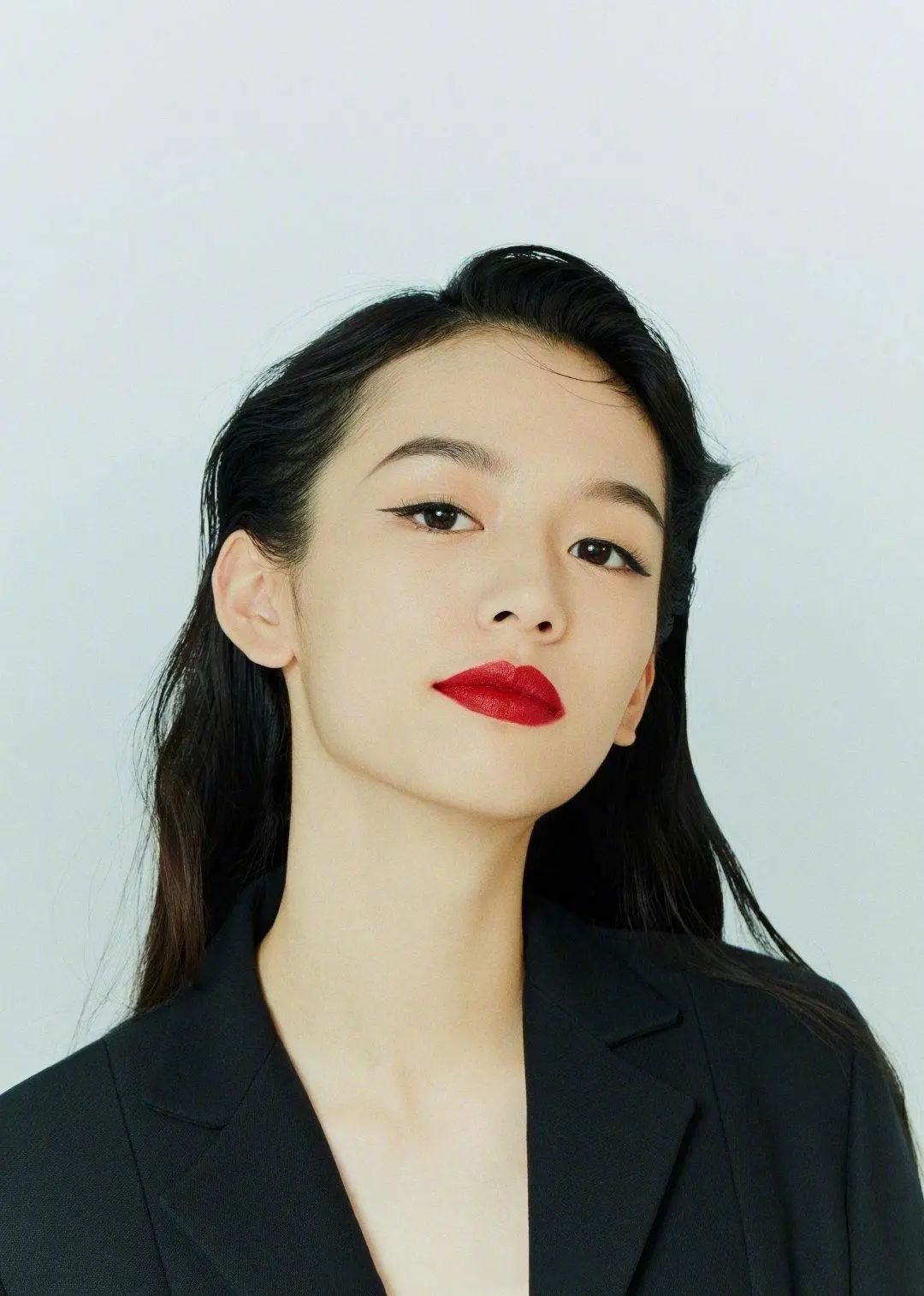 《少年的你》女二火了!露脐装配牛仔裤清爽,站男神身旁小鸟依人