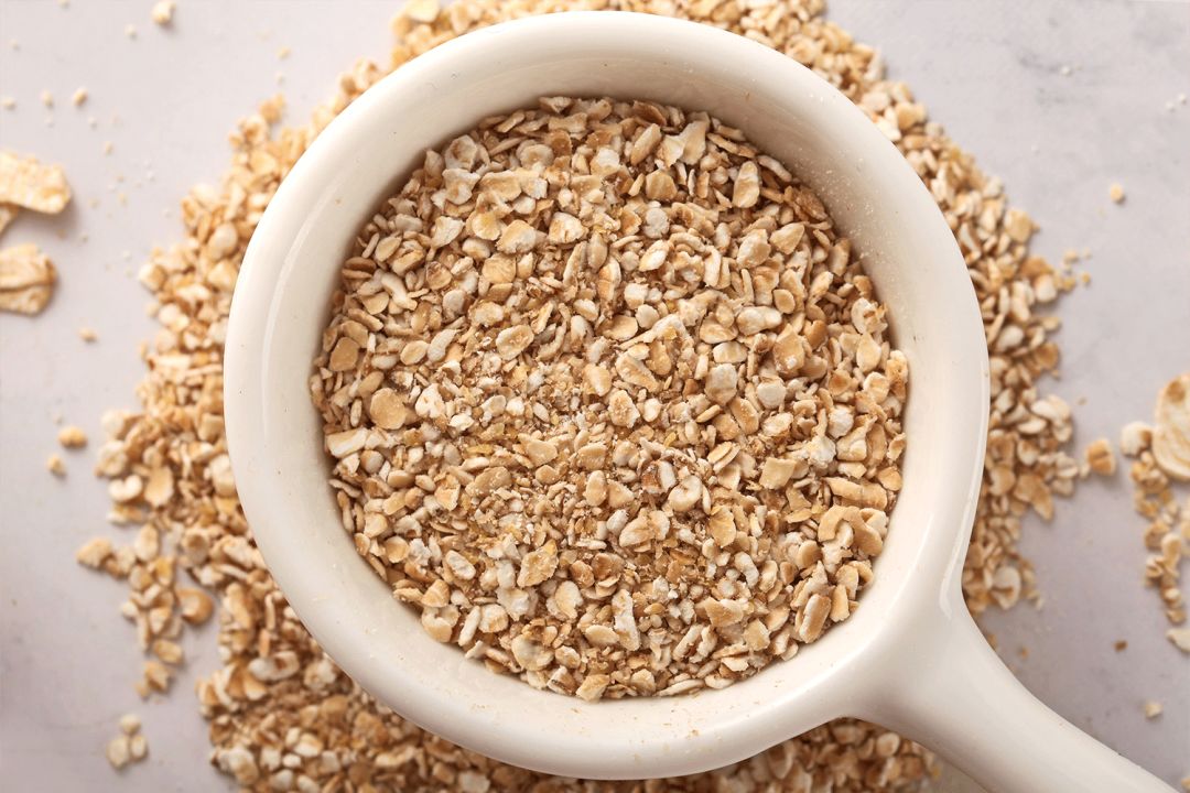 燕麦麸皮倒进碗里,细细看去,呈小片状,色泽金黄,麦香浓郁扑鼻而来.