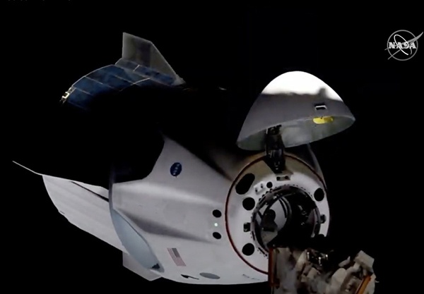这张由美国航天局5月31日发布的视频截图显示美国太空探索技术公司“龙”飞船正在与国际空间站对接。新华社 图