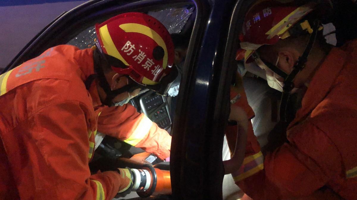 佛岩寺隧道发生追尾事故,消防员两分钟救出两名被困伤员
