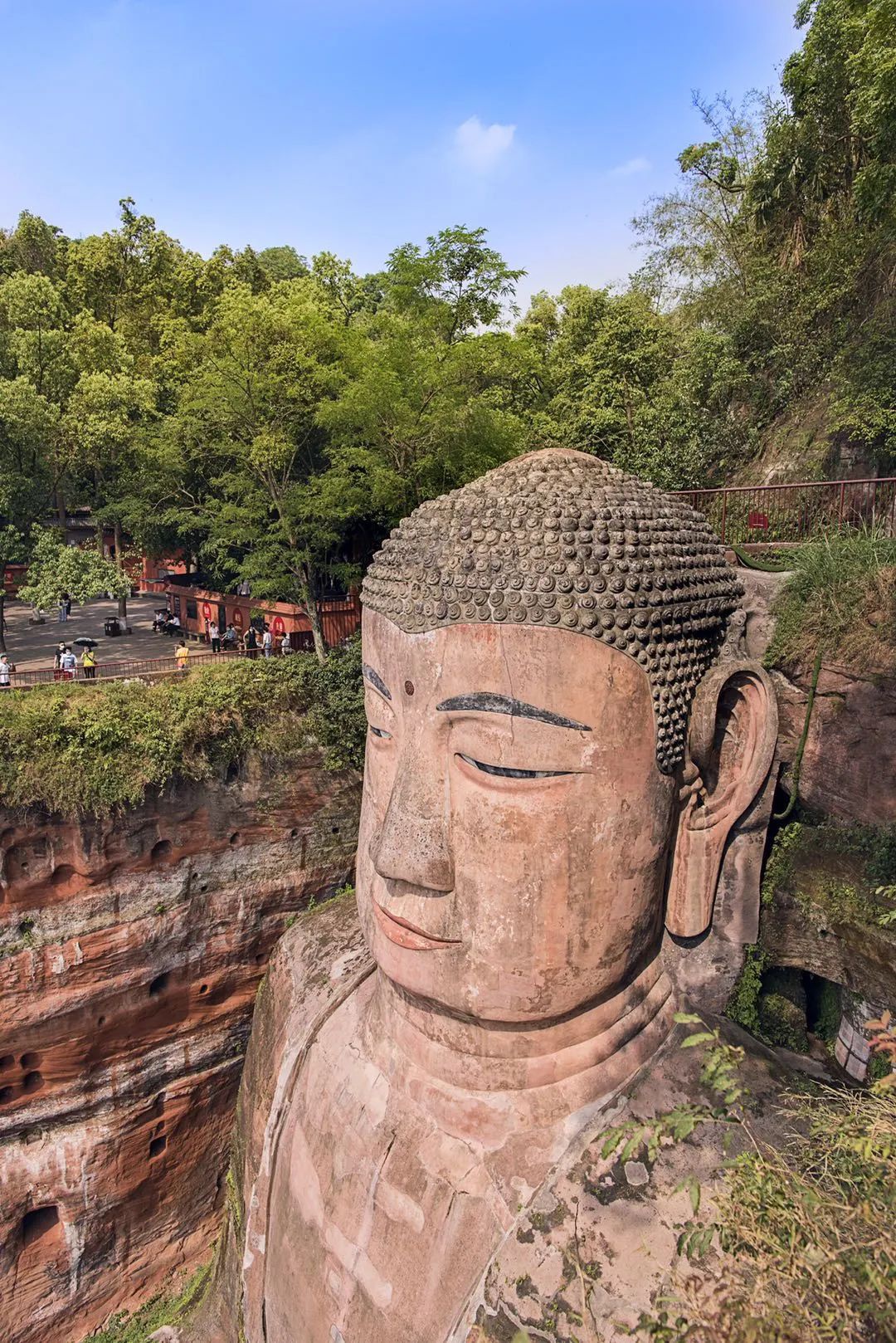 乐山发现巨型天然睡佛:身长15000米 颜值高得不得了