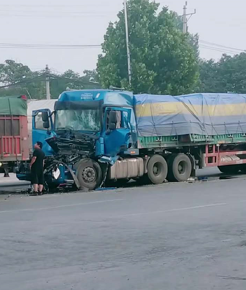 惊!濮阳两辆大型货车相撞,车头直接被撞掉.