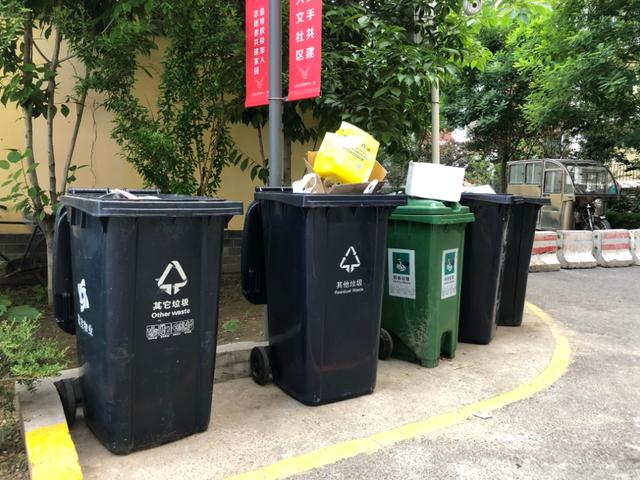你家小区的可回收物垃圾桶够用吗?有居民在门口摆上临时桶