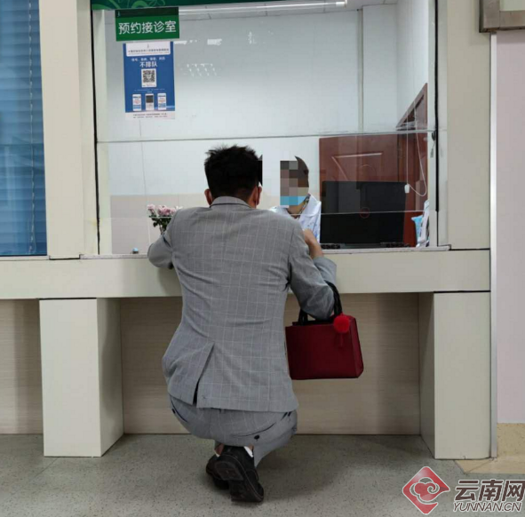 网友反映的“跪式询问台”。 截图