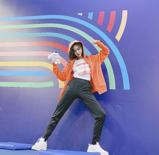 青你2许佳琪运动造型橘色外套运动长裤活泼女孩好可爱