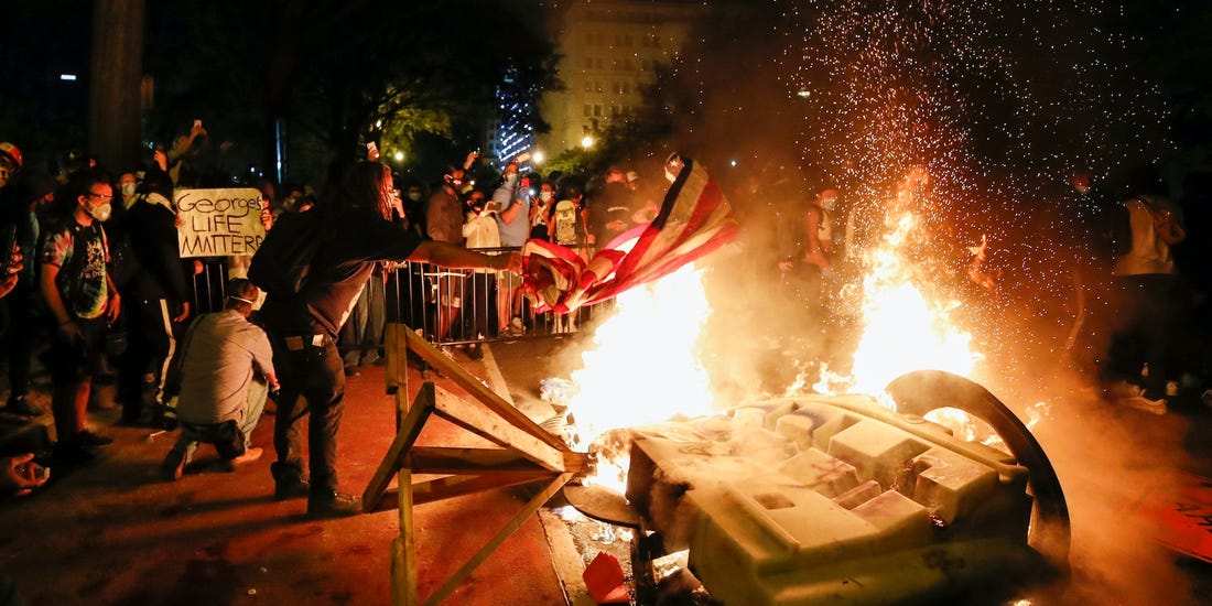 示威者焚烧美国国旗，图自美联社