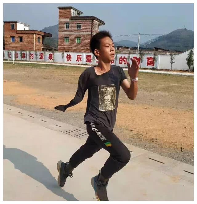 新京报评独臂篮球少年以追梦跨过命运窄门