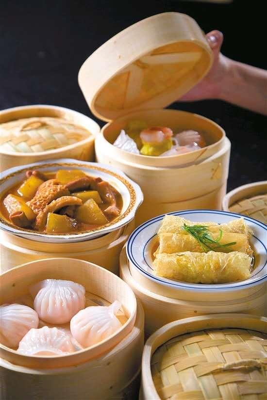 件,一壶茶一上午,收取茶位费的这种饮茶方式是一种地道的岭南饮食文化