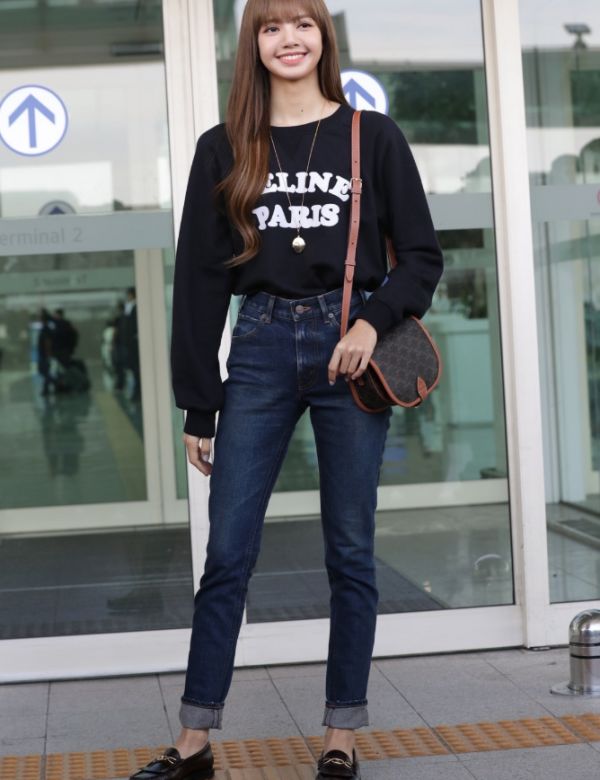 lisa的腿有多直过膝长袜也能穿出无痕感这腿型谁不羡慕