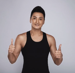 61岁的何家劲,你这身材也太酷了吧!