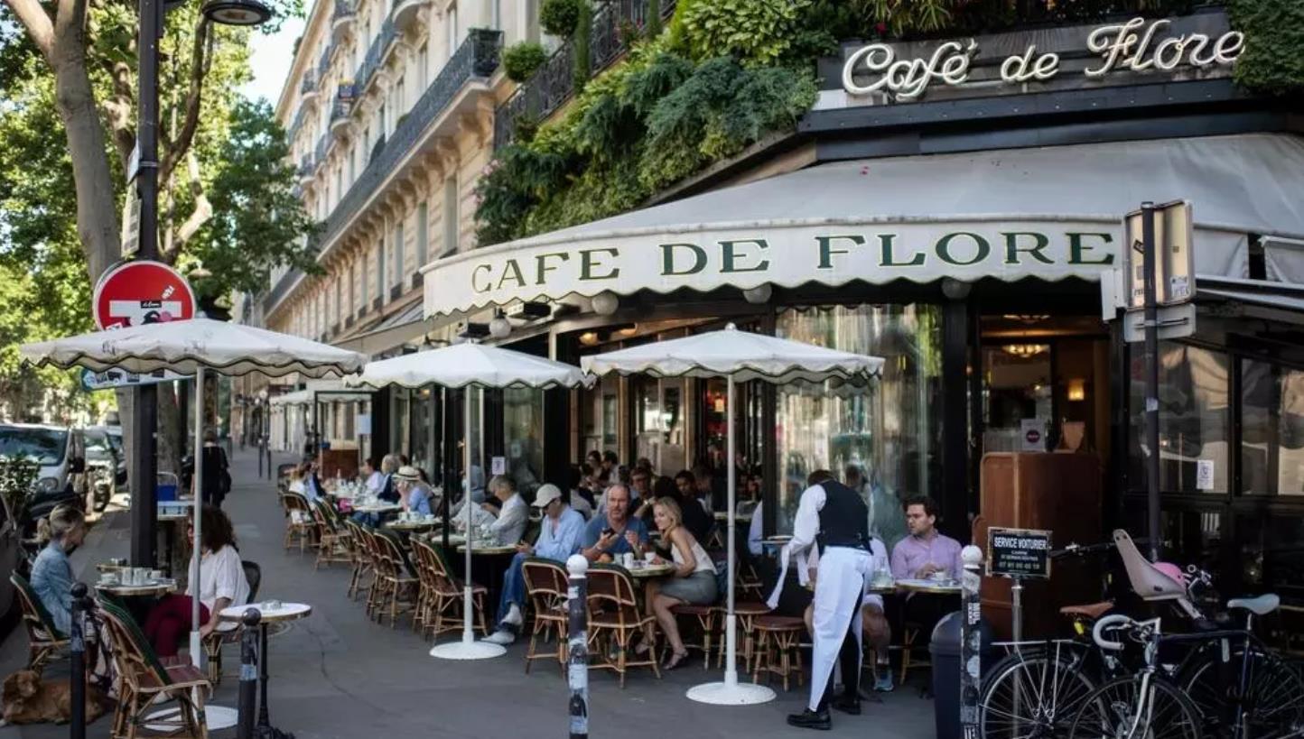 巴黎咖啡馆热闹起来了,马克龙:快乐时光回归!