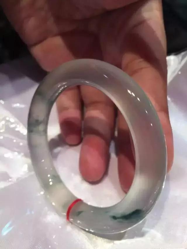 蜘蛛裂原石竟然掏出冰透水润的极品翡翠