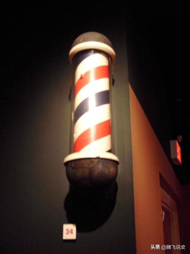 为什么理发店门前都有灯柱白色和红色的条纹在旋转什么意思