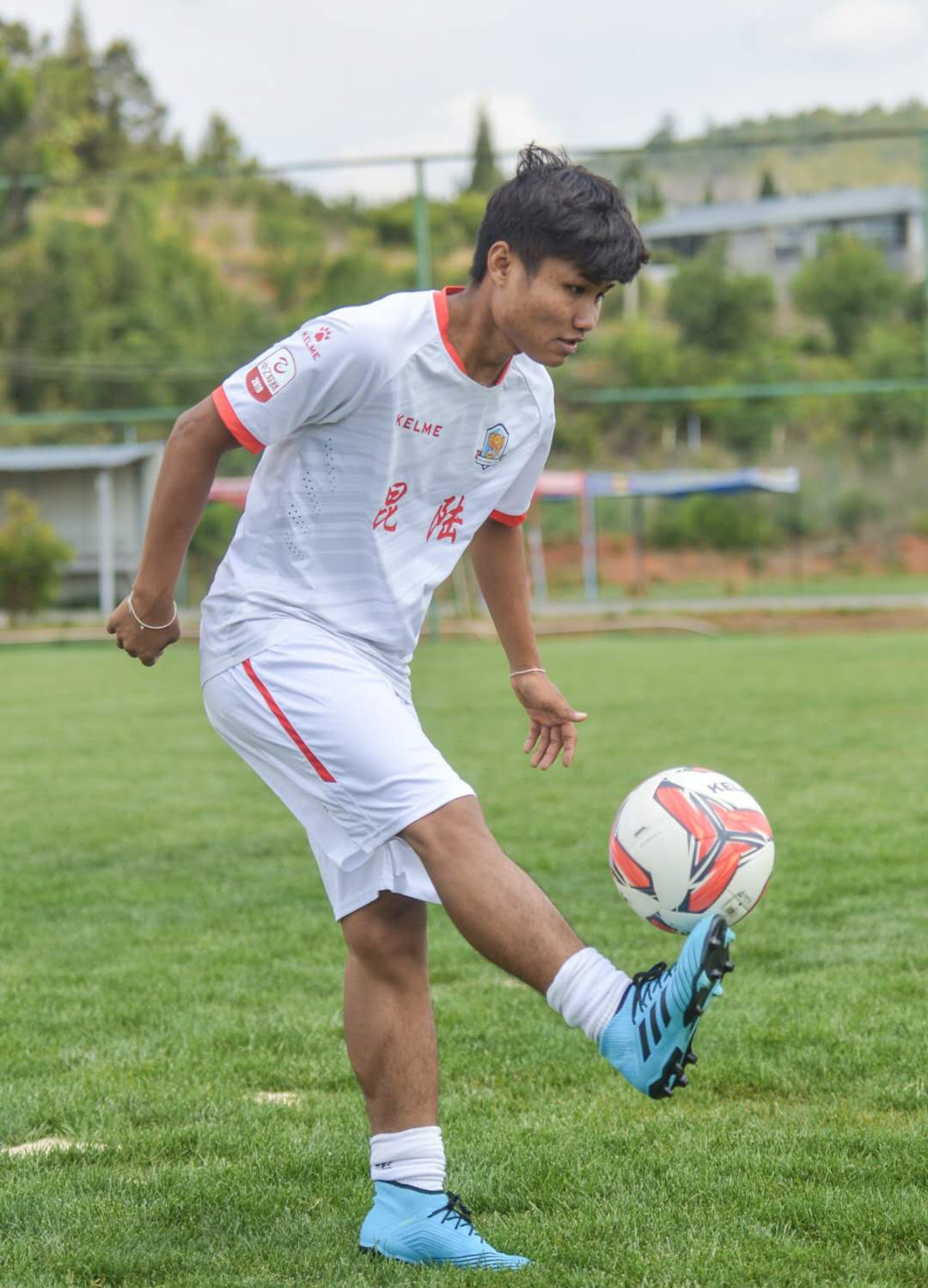 中乙球队云南昆陆足球俱乐部想给小岩一个圆梦的机会,邀请他到昆明