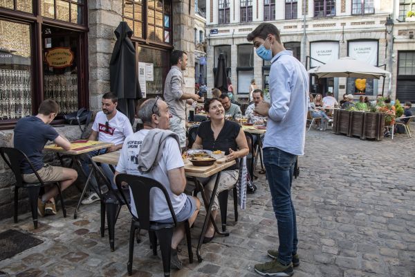  6月2日傍晚，人们在法国北部城市里尔一家餐馆的露天区域用餐。