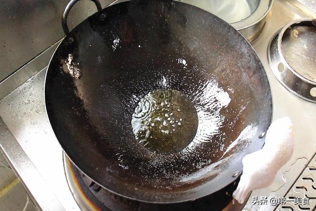 煎鱼时,第一步下油锅就错了,饭店常用的1招,鱼不粘锅不破皮