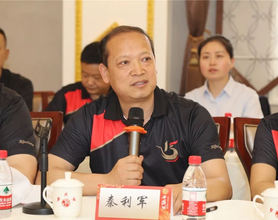 榆林市榆阳区新秦丰商贸有限公司总经理秦利军汇报地区市场发展情况
