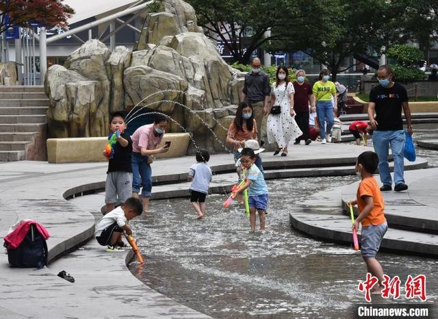 重庆:广场三峡景观水景成儿童户外游乐园