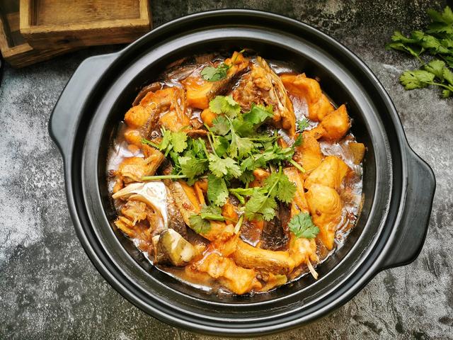 我家做鱼块从不用水炖,不煎不油炸,鲜香滑嫩,炖一锅不够吃