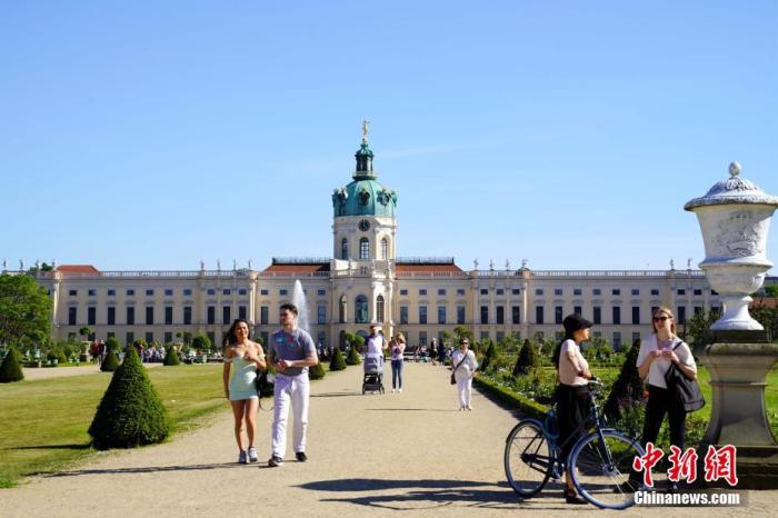  当地时间5月31日，游客在德国柏林夏洛腾堡宫内参观。正在逐步“解封”中的德国迎来圣灵降临节，人们纷纷来到户外享受好天气。 中新社记者 彭大伟 摄