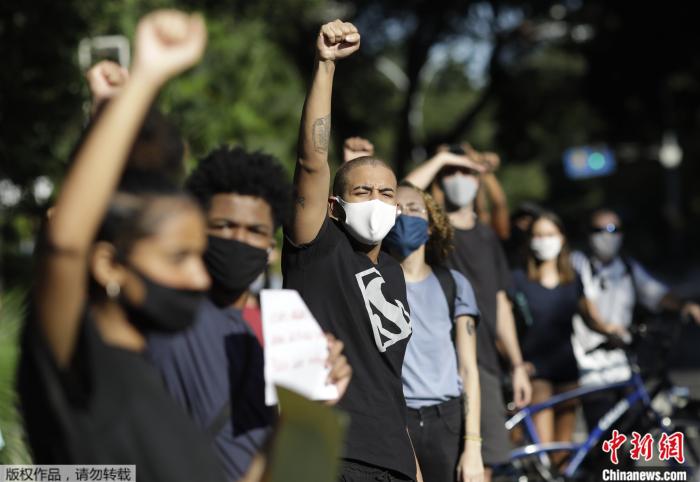 当地时间5月31日，巴西里约热内卢州政府外，人们抗议警察暴力执法。