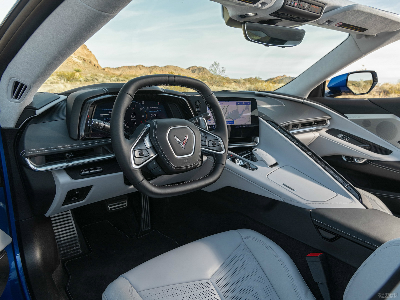 内饰方面,科尔维特c8采用了中控向主驾驶室环绕的设计,两幅式运动方向