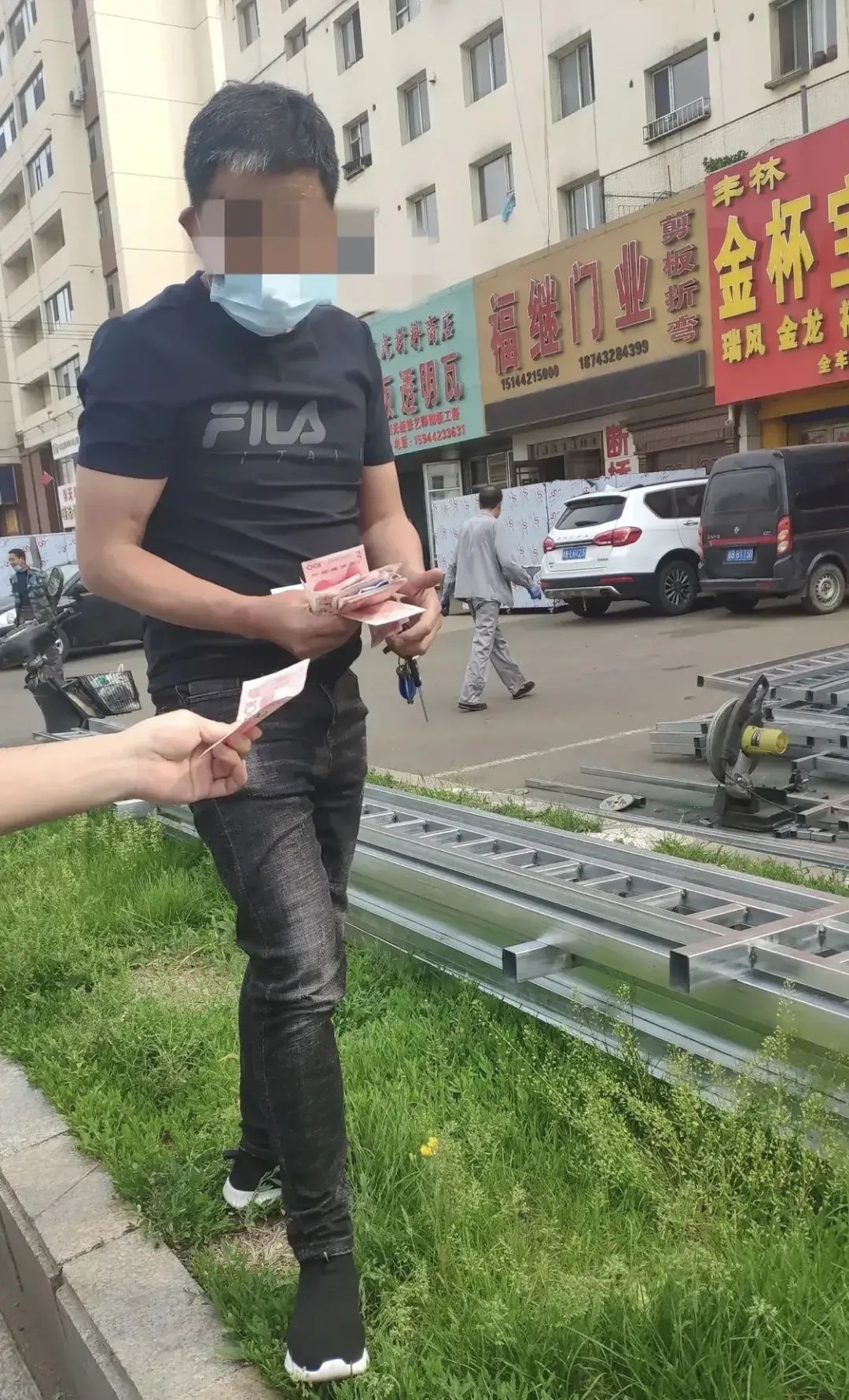 突发吉林市一男子掏钱被大风刮得满街飞路人纷纷捡钱