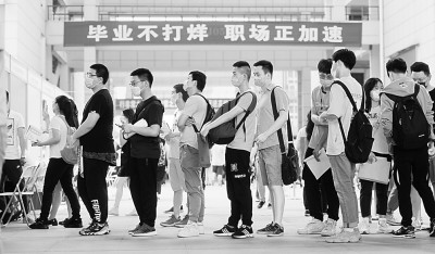 武汉举行首场高校毕业生线下招聘会。新华社发