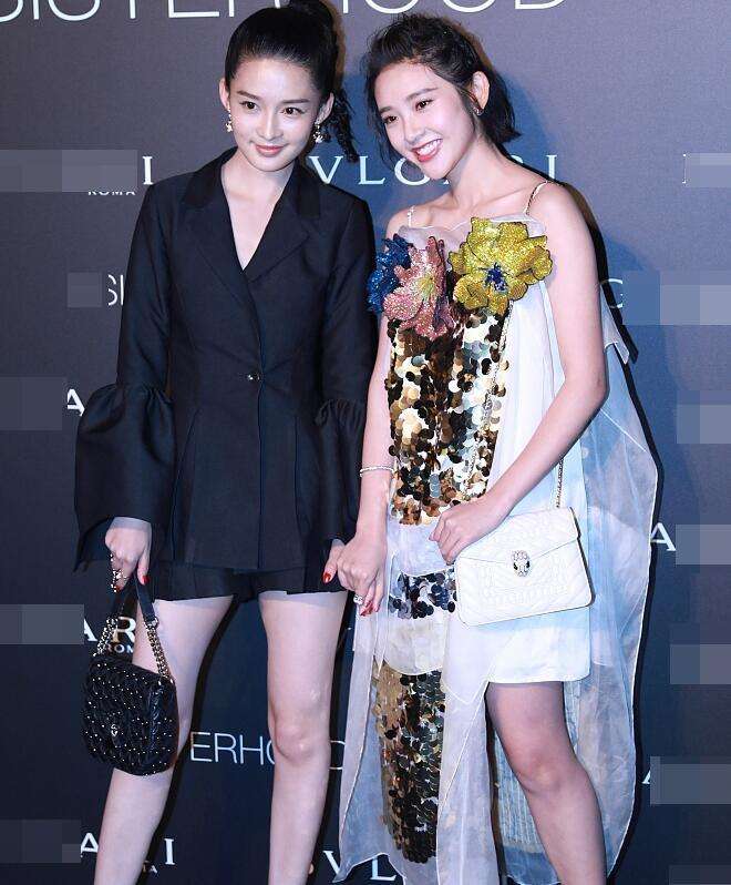 李沁气质清丽跟人合影都没输过早年却输给了蒋梦婕