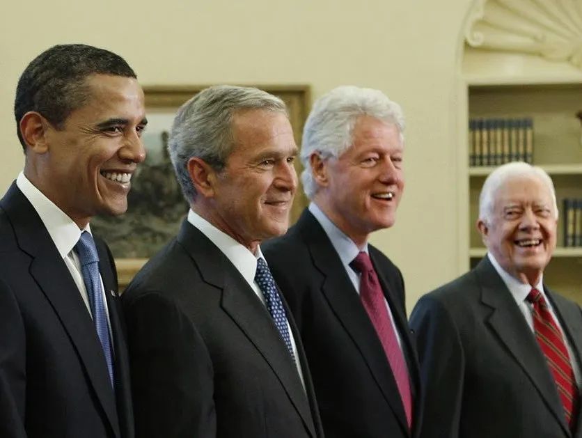  从左至右分别为奥巴马、小布什、克林顿、卡特。/Politico截图