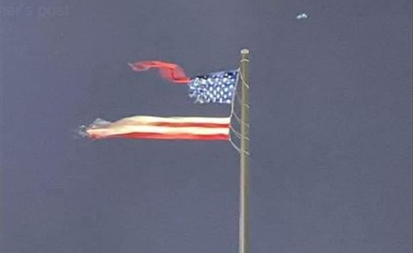  美国威斯康辛州遭受强烈雷雨暴风天气，世界上最大的一面自由悬挂式美国国旗被撕成两半