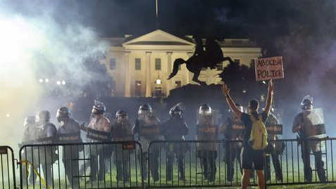 ▲5月31日，美国警察在白宫附近架起路障，阻止示威者靠近。（路透社）
