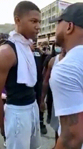 在美国抗议示威现场，一名31岁黑人男子告诉黑人少年，你现在看到的一切，可能在10年后还会发生。图片来源：社交媒体截图。