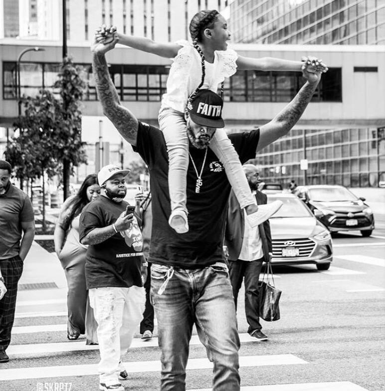 弗洛伊德6岁女儿骑在史蒂芬-杰克逊肩上