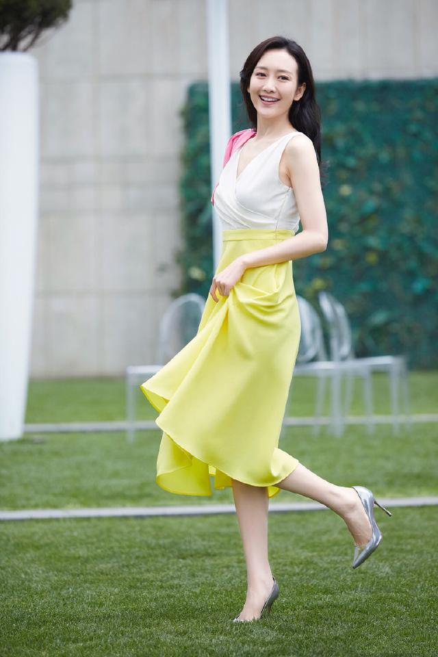 黄色半身裙,看上去特别的有层次感,而黄色的半身裙还可以点亮整个造型