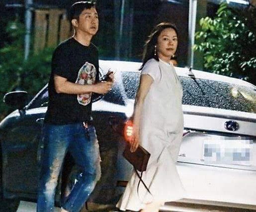 庾澄庆和妻子出街59岁保养太年轻和小14岁妻子看不出年龄差距