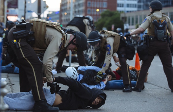 5月31日，在美国明尼苏达州明尼阿波利斯市，示威者被警察逮捕。新华社 图