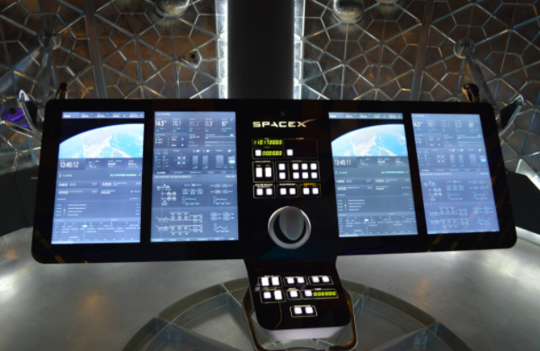 从目前公开的画面中可以看到,龙飞船的控制界面看起来非常接近我们