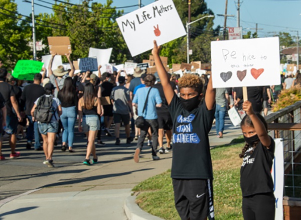6月3日，人们在美国加利福尼亚州圣马特奥县抗议警察暴力执法和种族主义。新华社 图
