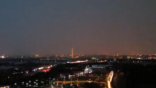 华盛顿纪念碑被闪电击中瞬间