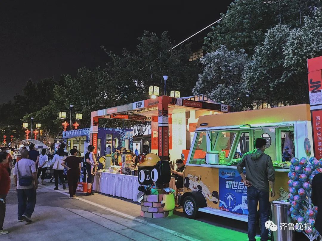 泉城路夜市出摊了! 街头艺人:"今年以来第一次出来唱歌"!