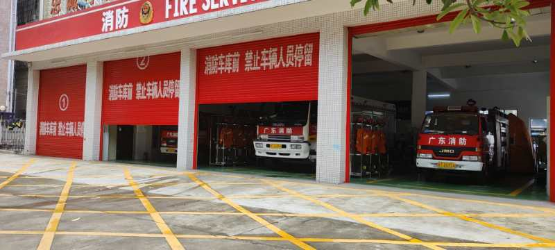 中山多辆私家车一字排开,堵在消防车库门口?