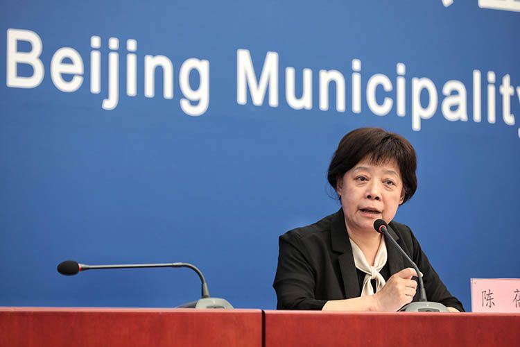 ▲北京市人民政府副秘书长陈蓓宣布,从6月6日0时起,北京重大突发公共卫生事件二级应急响应下调为三级。图片来源:新京报网