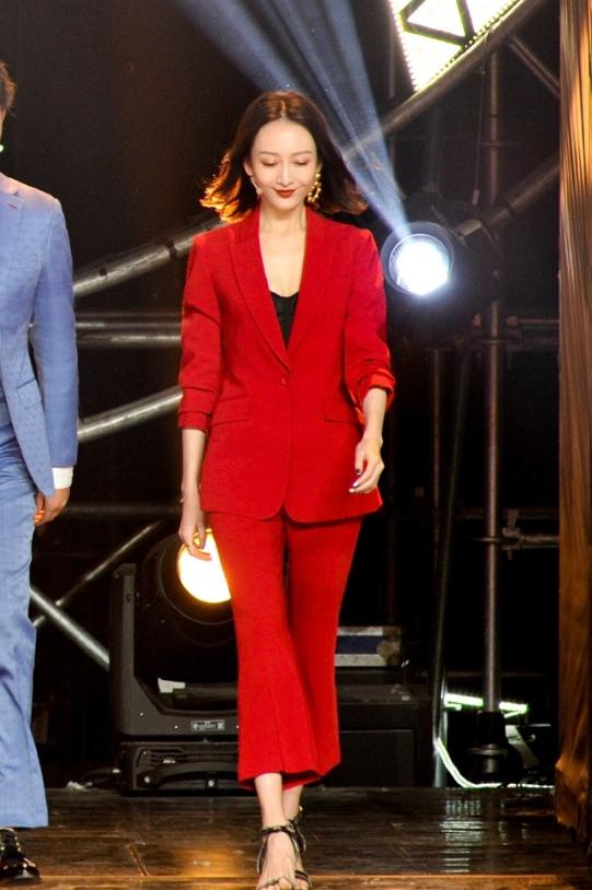 王鸥的高级感根本不需证明,简单穿红色西装配喇叭裤,就走路带风