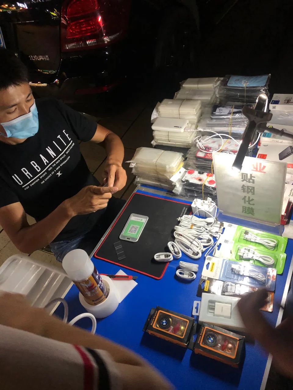 实探深圳地摊经济手机贴膜小哥说也就赚个吃饭钱
