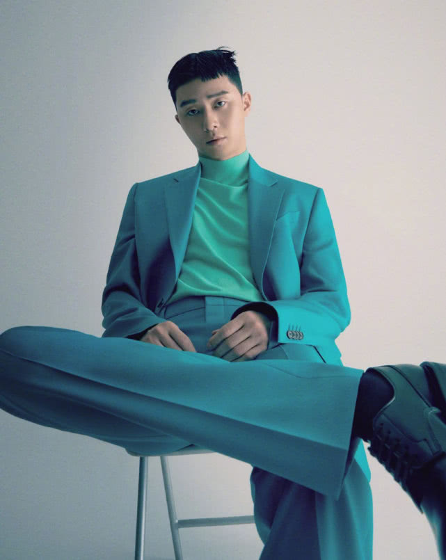 朴叙俊最新时尚画报释出栗子头配纯色西服气质呆萌又不失帅气